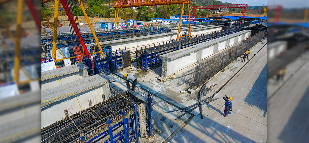 云南墨临公路建设：加紧制梁