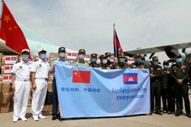 中国国防部援助柬埔寨国防部第三批抗疫物资运抵金边
