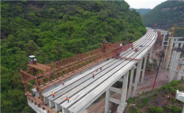 昆楚高速公路岔河特大桥架梁忙