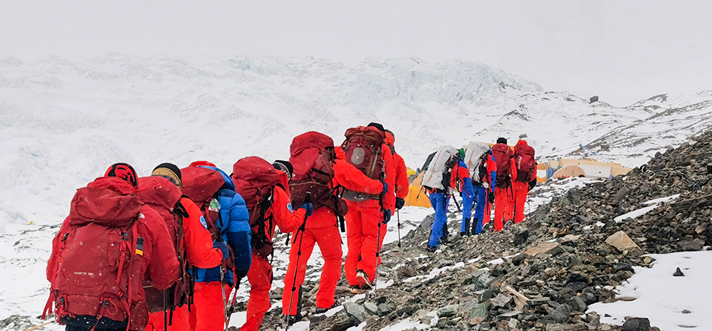2020珠峰高程测量登山队抵达海拔6500米的前进营地