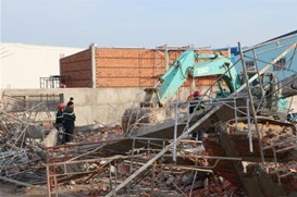 越南一建筑工地发生坍塌事故致10人死亡