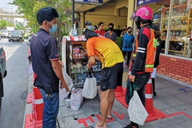 免费食物分享柜——泰国民众疫情中互帮互助