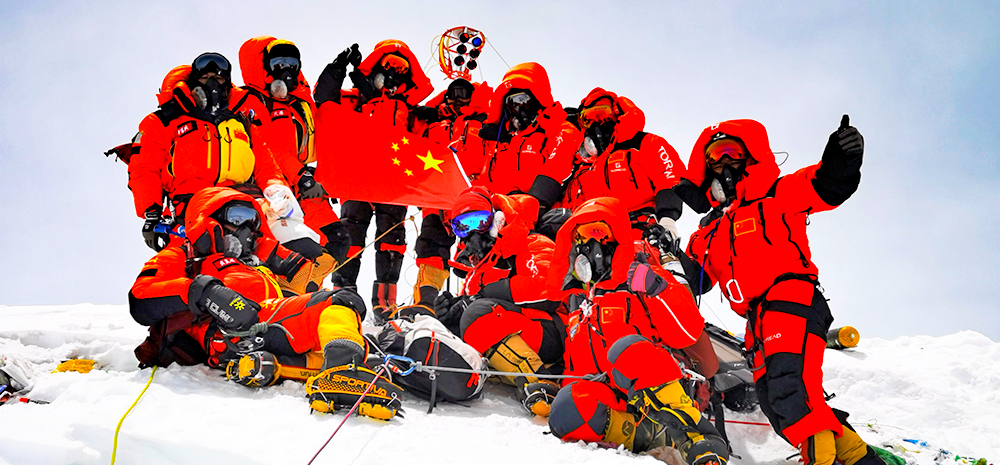 中国人成功登顶地球之巅再测珠峰高度