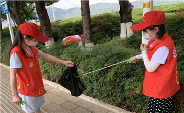保护滇池 小红帽在行动
