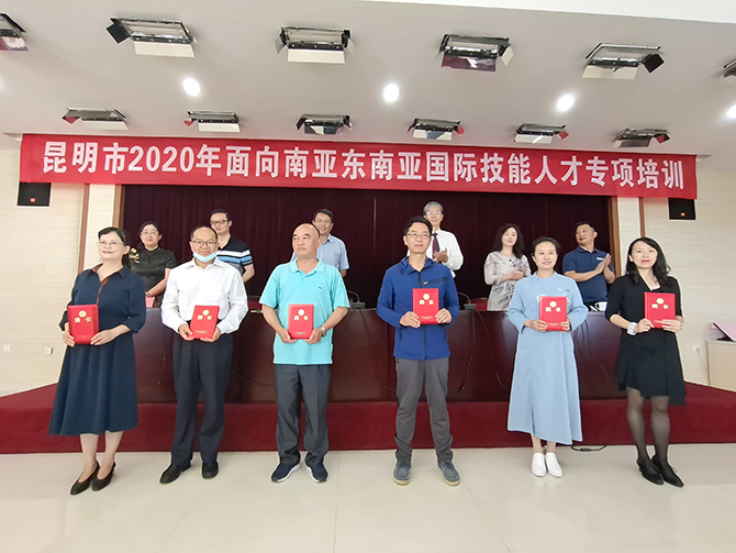 昆明：13国留学生，学茶学花添技能