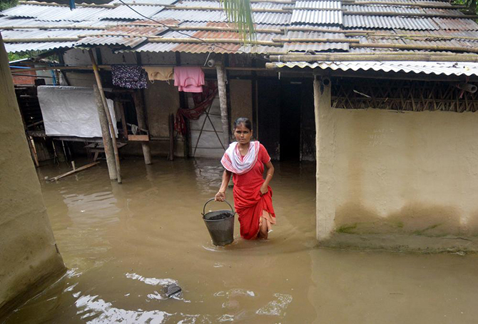 印度阿萨姆邦遭遇暴雨造成洪涝灾害