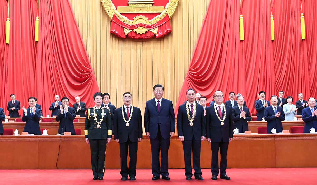 China honors role models in COVID-19 fight