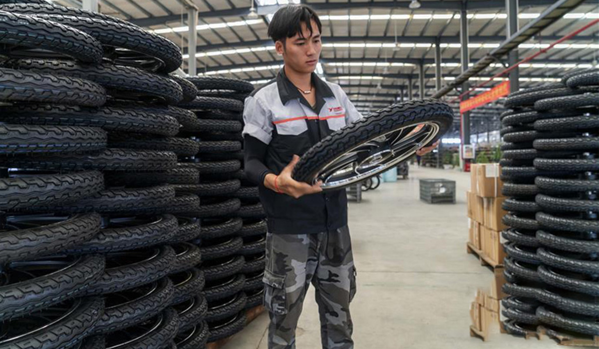 ကၽြန္ေတာ္သည္ ယူနန္တြင္ ေမာ္ေတာ္ဆိုင္ကယ္ထုတ္လုပ္ေရးလိုင္းေၾကာင္း၏ တာဝန္ခံအျဖစ္ တာဝန္ထမ္းေဆာင္သည္