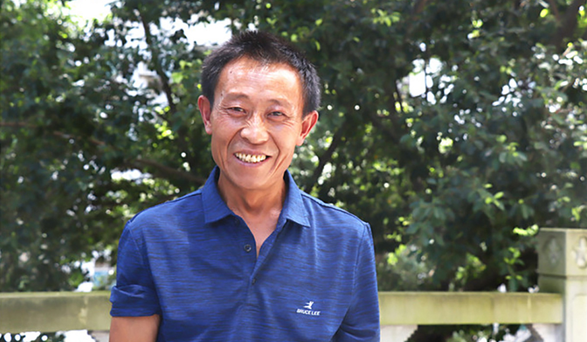 ညီရင္းအစ္ကိုတို႔၏ ရႊင္ျပဳံးခ်ိဳျမပုံအေတာ္လွပ။ ။ ဝူးစန္းခရိုင္၏ မက္မန္းသီးသည္ ဝင္ေငြတိုးမ်ားေစေသာ 