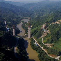 震撼航拍！建设中的芒梁高速龙江特大桥