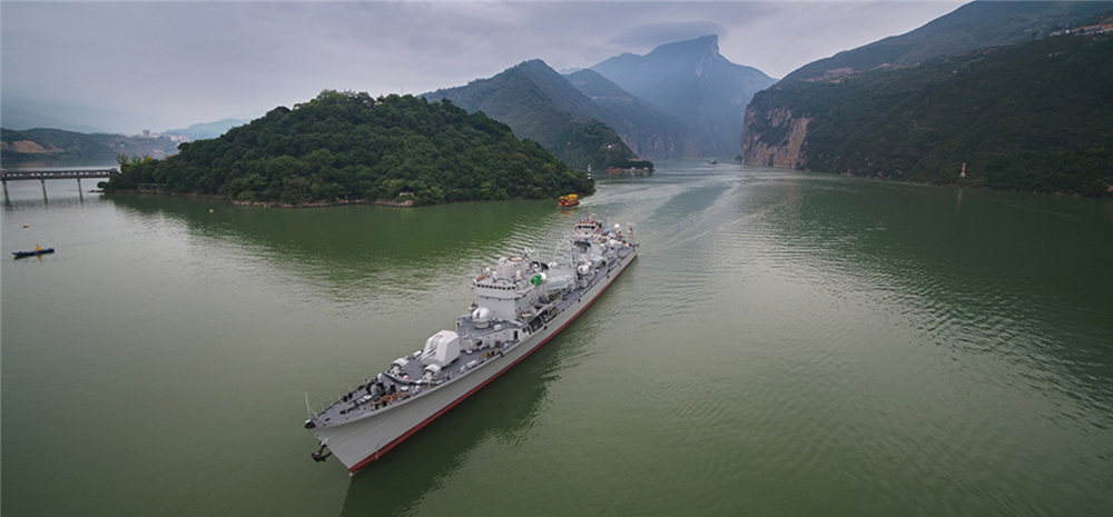 退役驱逐舰珠海舰抵达重庆 正经过三峡库区
