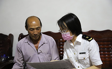 畹町海关​“双语”宣讲进边境村寨