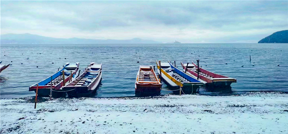云南丽江：雪后泸沽湖美如水墨画