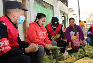  ေရႊလီၿမိဳ႕ “တ႐ုတ္-ျမန္မာေဆြမ်ဳိးေပါက္ေဖာ္ ကပ္ေရာဂါထိန္းခ်ဳပ္ေရးအဖြဲ႕”သည္ ျမန္မာႏုိင္ငံေရႊ႕ေျပာင္းလုပ္သားမ်ားအား အိမ္၏ ေႏြးေထြးမႈကို ခံစားရ‌ေစ