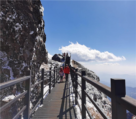 轿子雪山景区给您拜年啦！春节不回家，来这里过个年！