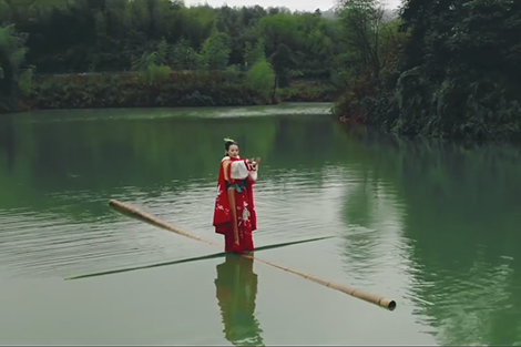 Biểu diễn trên mặt nước với cây tre ở Trung Quốc