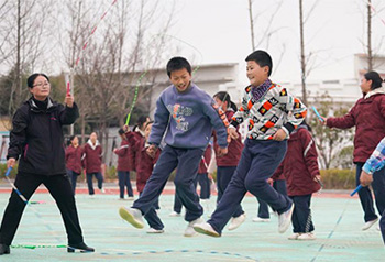 นักเรียนในซุยหนิงเจียงซูกระโดดเชือกลีลากันอย่างสนุกสนาน