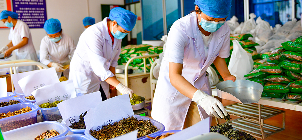 云南瑞丽：熬制中药汤剂助抗疫