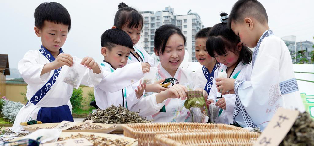โรงเรียนในจีนจัดกิจกรรมต้อนรับเทศกาลไหว้บ๊ะจ่างอย่างคึกคัก