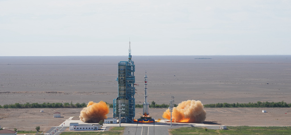 จีนส่งยานอวกาศบรรทุกมนุษย์เสินโจว -12 ขึ้นฟ้าได้สำเร็จ