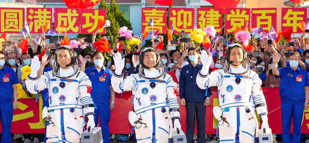 神舟十二号航天员出征