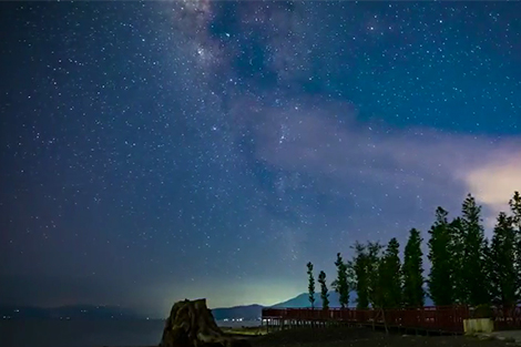 กาแล็กซีอันสวยงามยามค่ำคืนในเฉิงเจียงยูนนาน
