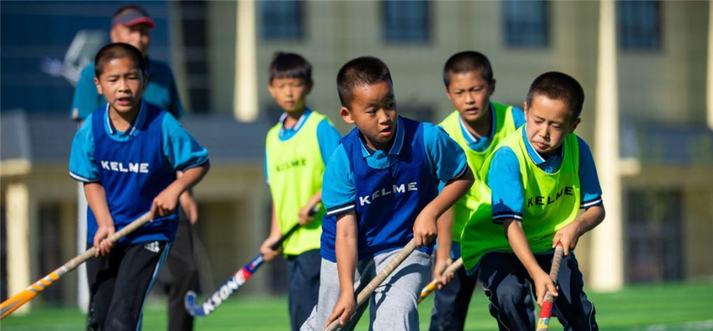 曲棍球前国手扎根新疆小学当教练