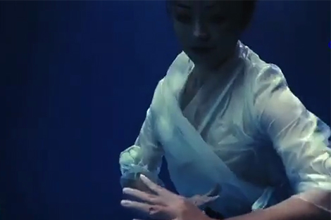 Ấn tượng nữ võ sư Trung Quốc luyện Thái Cực quyền dưới nước