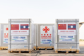 中国军队援助老挝军队的第二批新冠疫苗运抵万象