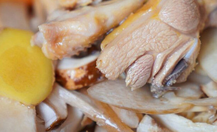 ស៊ុបឆ្នាំងភ្លើងផ្សិតព្រៃដ៏ឈ្ងុយឆ្ងាញ់មានរសជាតិពិសេសរបស់ខេត្តយូណាន