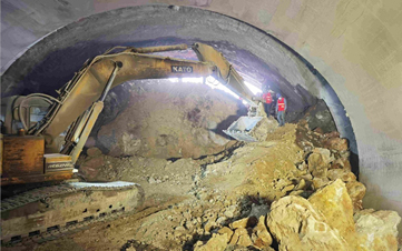 楚大路复线“卡脖子工程”金山隧道左幅胜利贯通