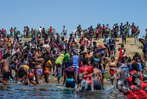 အေမရိကန္-မကၠဆီကို နယ္စပ္တြင္ ဒုကၡသည္အုံလိုက္က်င္းလိုက္ မ်ားျပားလာမႈေၾကာင့္ အေမရိကန္က ေ႐ႊ႕ေျပာင္းေနထိုင္သူမ်ားအား ေနရပ္ ျပန္လည္ပို႔ေဆာင္ရန္ အရွိန္ျမႇင့္တင္ေဆာင္႐ြက္လ်က္ရွိ