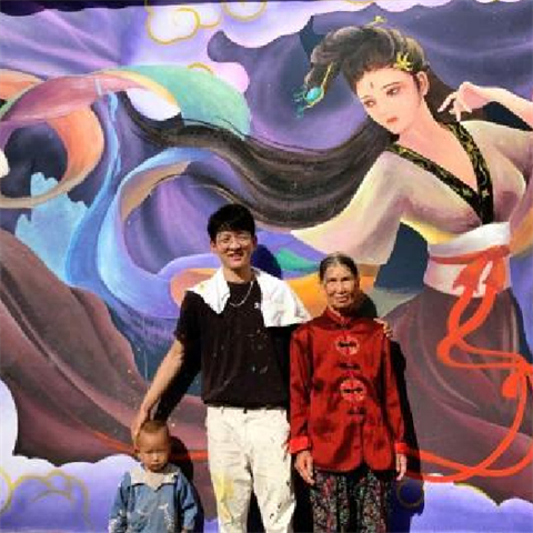 云南丽江“95后”小伙回村在墙上画画，在社交平台获几百万点赞！
