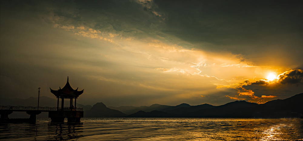 ชมความงามของทะเลสาบฝู่เซียนหูในยามพระอาทิตย์อัสดง