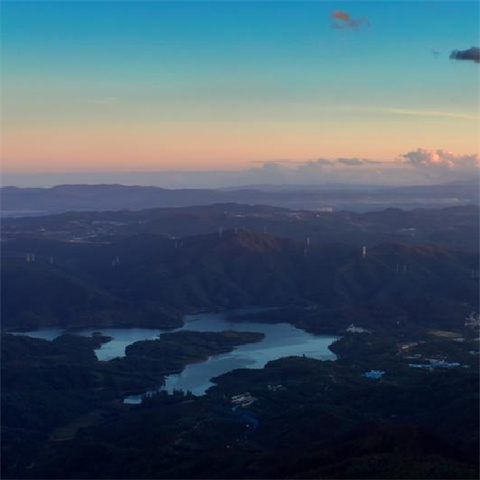 飞阅摩天岭 邂逅夕阳中的春城