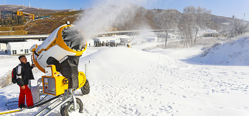 河北张家口：国家越野滑雪中心造雪进行时