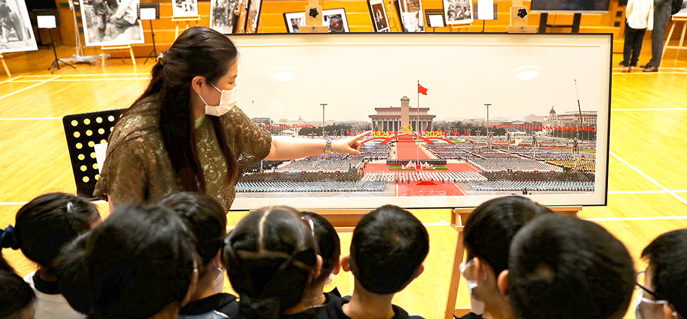 “让孩子们看到一本立体的中国近代史”——《国家相册》展览走进香港中小学校园