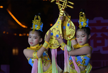 การแสดงศิลปะวัฒนธรรมจีนของเด็กในเมืองเหมิงจื้อยูนนาน