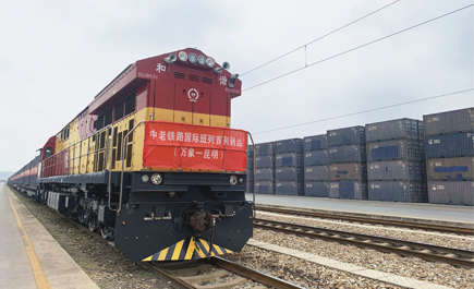 聚焦中老铁路 | 中老铁路万象至昆明首运专列顺利抵达