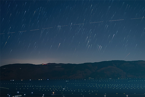 Dương Tôn Hải Côn Minh: Đêm trăng ngắm đèn đánh cá, ngôi sao phản chiếu lẫn nhau