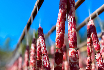 สุดอลังการการตากเนื้อสัตว์เพื่อฉลองตรุษจีนในชนบทของจีน