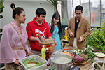 Bạn Lan Thương- Mêkông tụ tập để “gói” món ăn ngày Tết