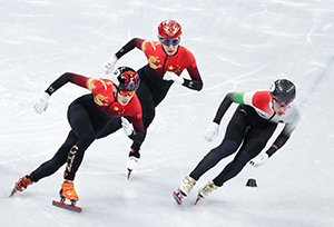 นักกีฬาจีนคว้าเหรียญทองในการแข่งขันสเก็ตความเร็วชาย 1,000 ม.