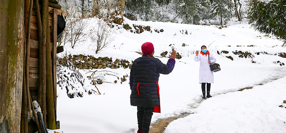 雪地里的另一抹白 高山女村医在路上