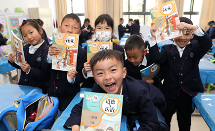 昆明中小学开学第一课 春暖花开 一起向未来