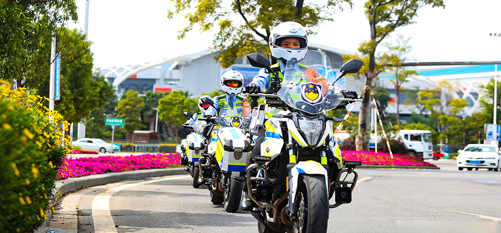 城市道路上的瑰丽“警”色