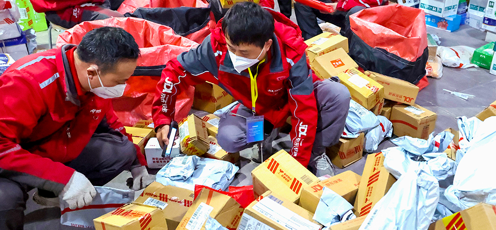 京东快递小哥驰援上海
