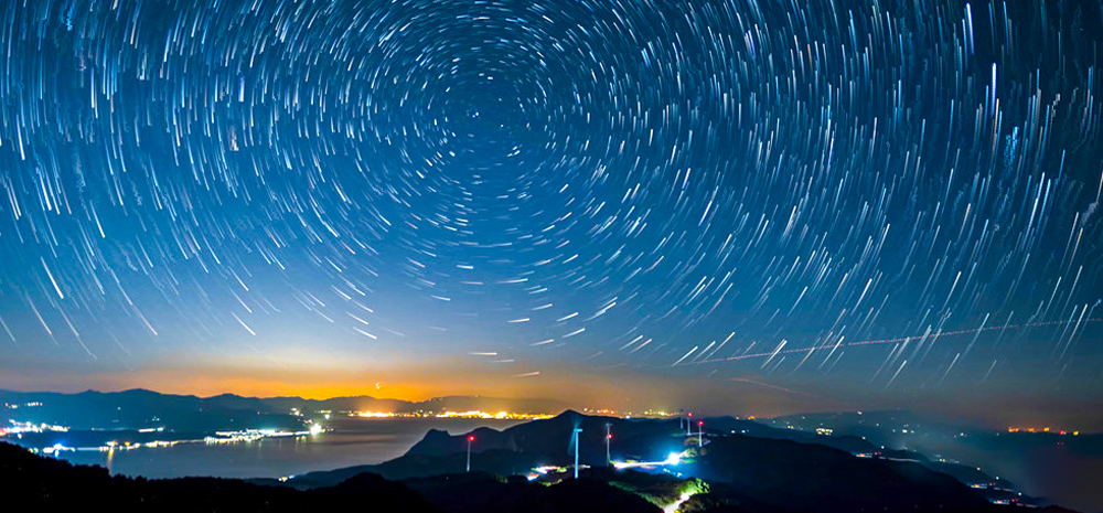 满船清梦压星河 赏云南抚仙湖壮美星轨