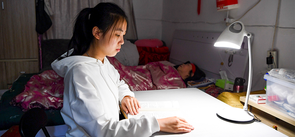 带着母亲上学的“00”后女孩：妈妈在，“家”就在