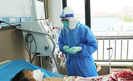 云南援沪医疗队完成2000余例次血透——<br>守护患者生命线
